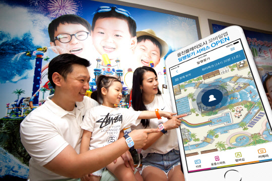 아시아나IDT는 경기도 부천 웅진플레이도시 워터파크에 사물인터넷(IoT) 기반 안전관리시스템 구축을 완료했다고 24일 밝혔다. 모델이 모바일 앱을 사용하고 있다. 아시아나IDT 제공